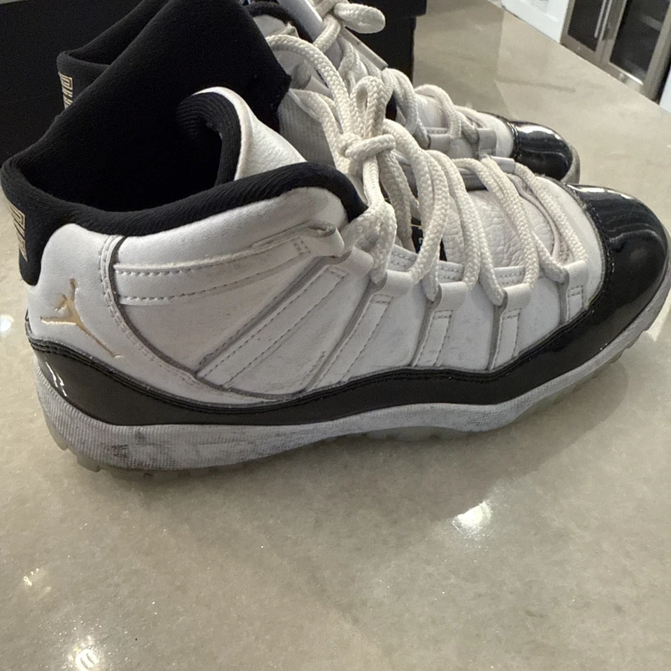 Air Jordan 11 Retro PS Gratitude Defining Moments 2Y Mo caja de repetición Foto 3 de 4