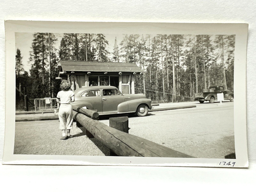 XC Photograph View From Behind Beautiful Mystery Woman Old Car 1950 Short Hair - Picture 2 of 3