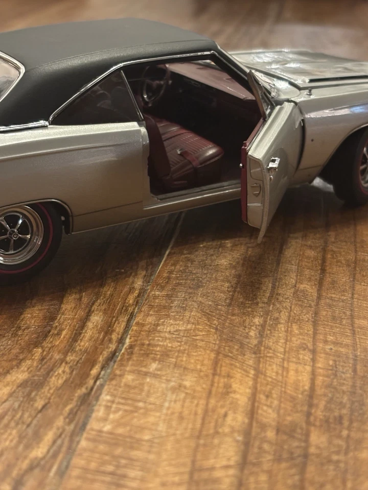 Danbury Mint 1968 Plymouth Road Runner 383 plateado/negro raro 1:24 Foto 2 de 4