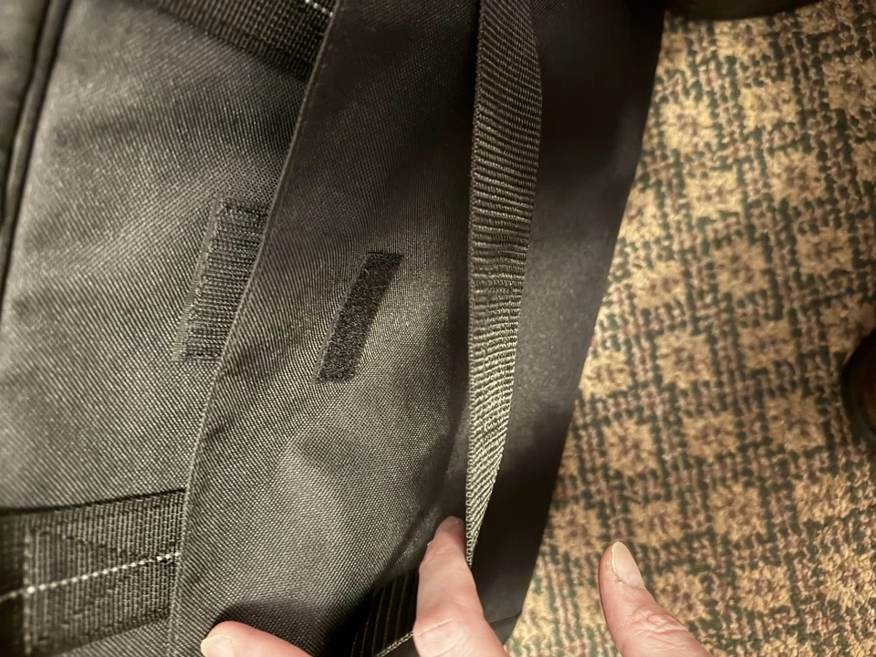 Bolsa para computadora portátil 15.6" negra Targus clásica delgada Topload Messenger TCT027US Foto 4 de 4