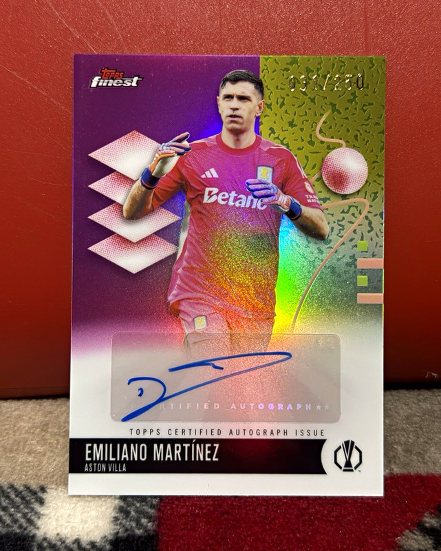 Topps Finest 25/26 UCC Emiliano Martínez Auto Numbered 031/250 #BA-EM