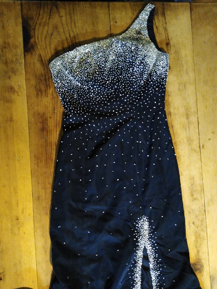 Vestido de graduación Joli talla 6 negro con cuentas de un hombro largo completo tren DEFECTOS  Foto 2 de 4