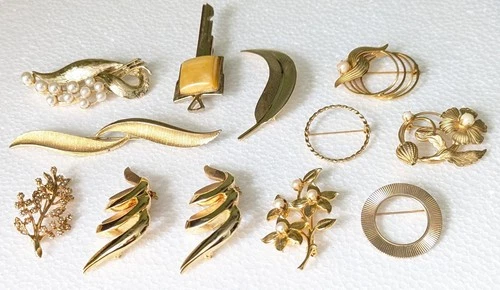 Gold tone vintage costume jewelry brooches lot - EUC, Key, Leaf, Abstract