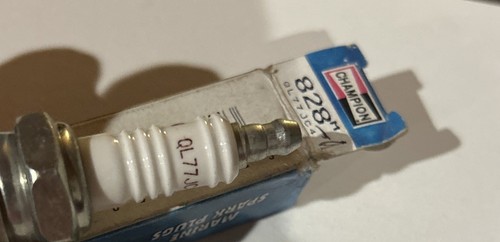 Champion 828M Copper Plus Spark Plug QL77JC4 - 1 Pack - Small Engine NOS Free - Foto 6 di 8