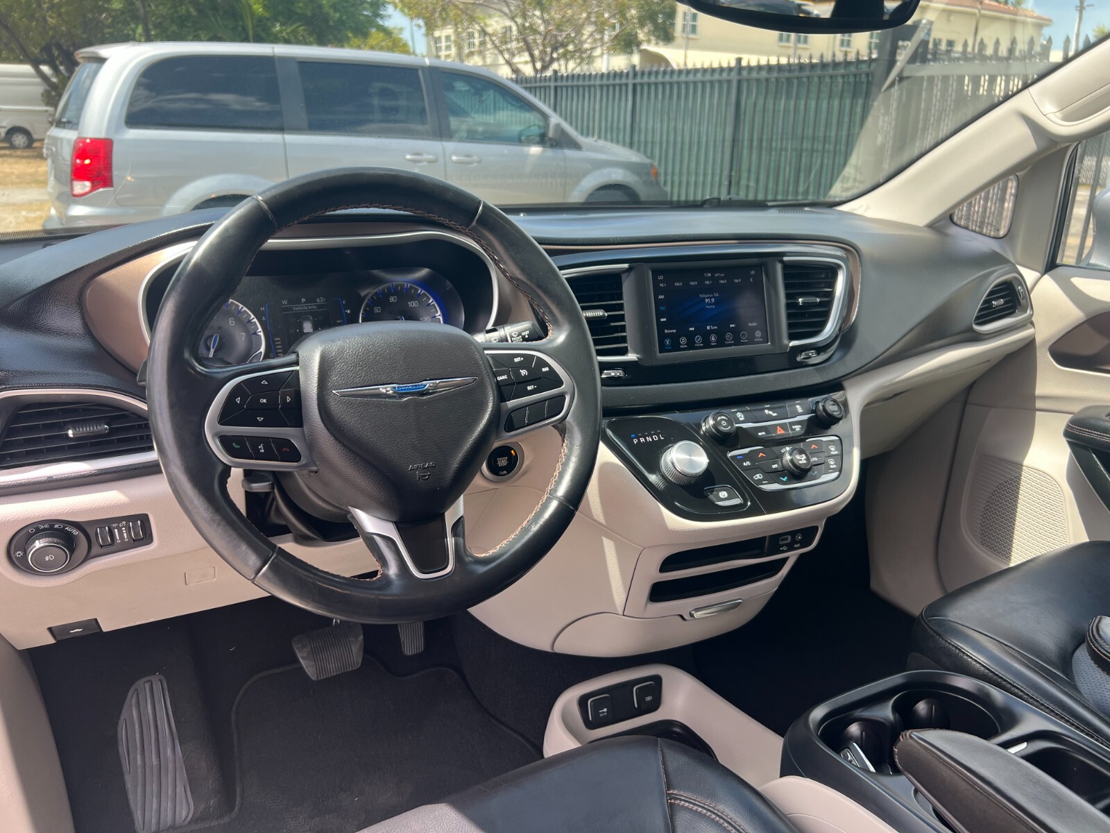 Chrysler Pacifica - Image 17