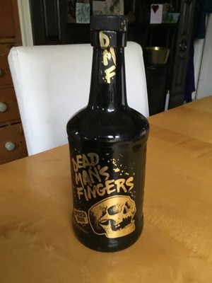 Leere Dead Man s Fingers Spiced Rum Flasche zum Upcycling