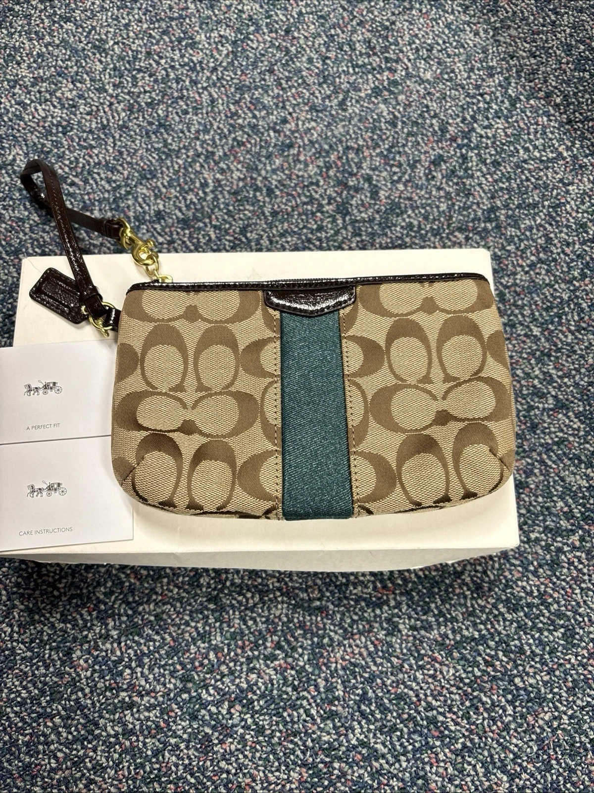 Coach Wristlet Tan Khaki Beige Firma Logo Verde Stripe Zip Top F28501 Nuovo