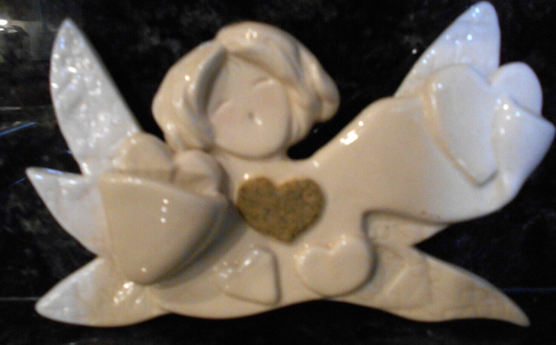 Carol Jones 2003 Collection Angel w. HEARTS Wall Hanging 7" wide 4&1/4" height