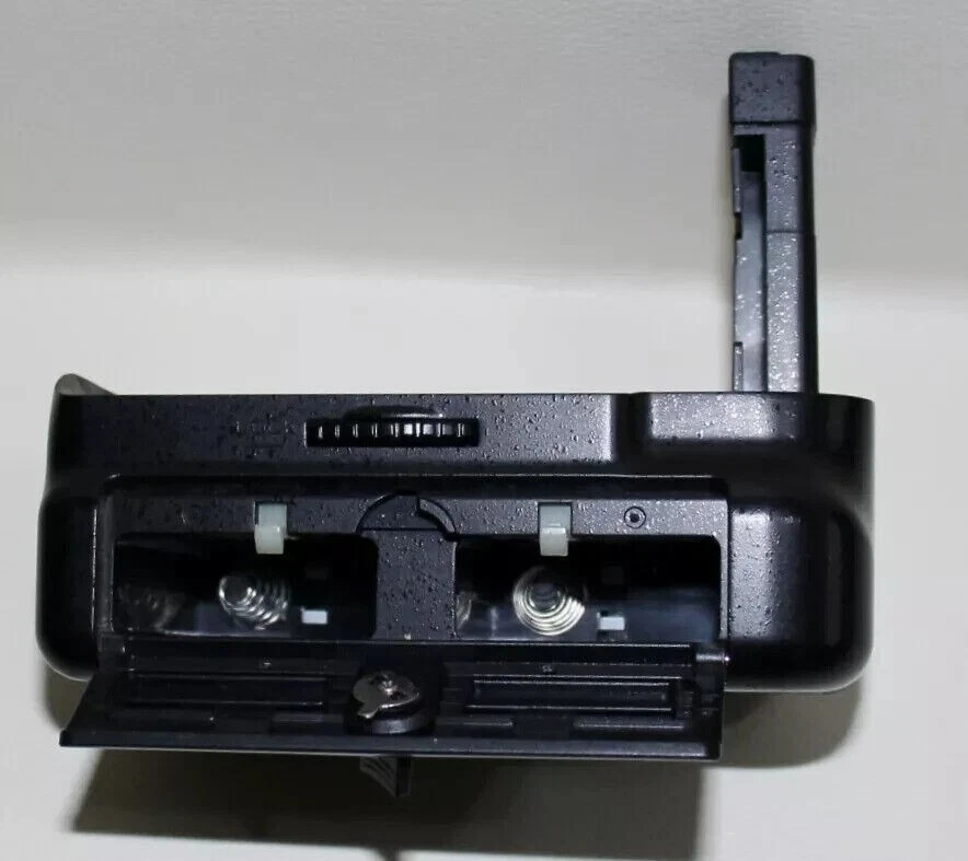 Meike MK-D5100 Vertical Battery Grip For Nikon D5100 Camera - Image 4 of 4