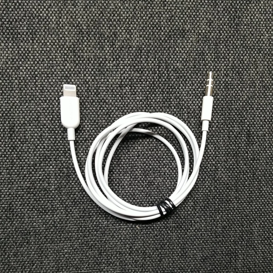 Insignia 0.9m (3 Ft.) MFi Certified Lightning to 3.5mm Male Stereo Cable - White Foto 3 de 3