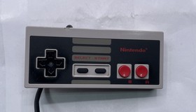 Vintage Nintendo NES Lot of 5: NES-004 (3), Four Score NES-034, Zapper 1985