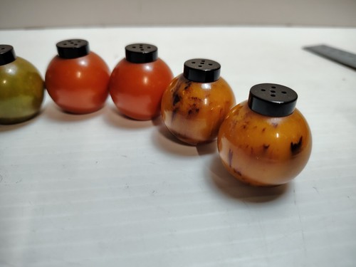 8 Bakelite antique 1930s red, green, orange, butterscotch S&P shakers 191 Grams - Afbeelding 2 van 7