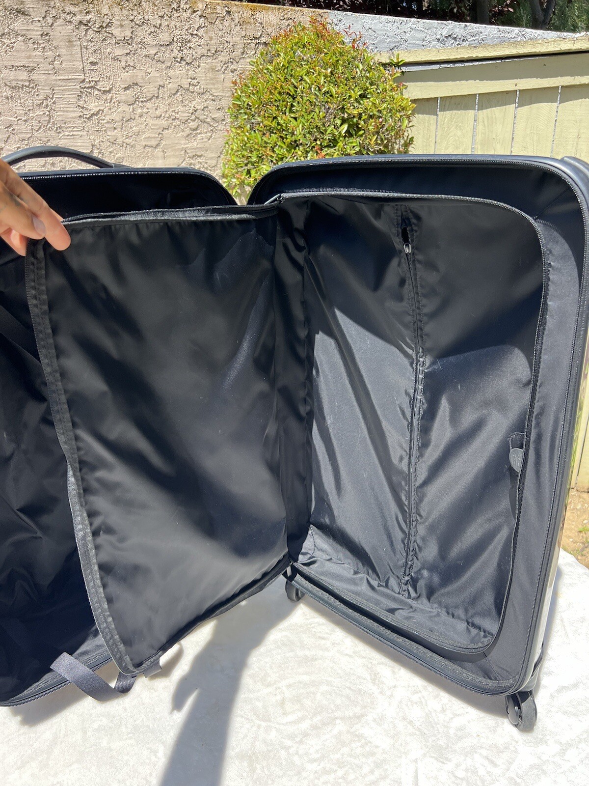 Worn TUMI Vapor Trip Spinner SuitCase Check-In Hard Shell Alpha 27&rdquo; Purple 28025