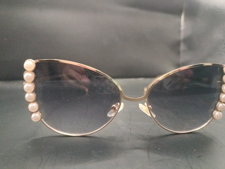 Óculos de sol com armação dourada e pérolas nas bordas - Imagem 2 de 4