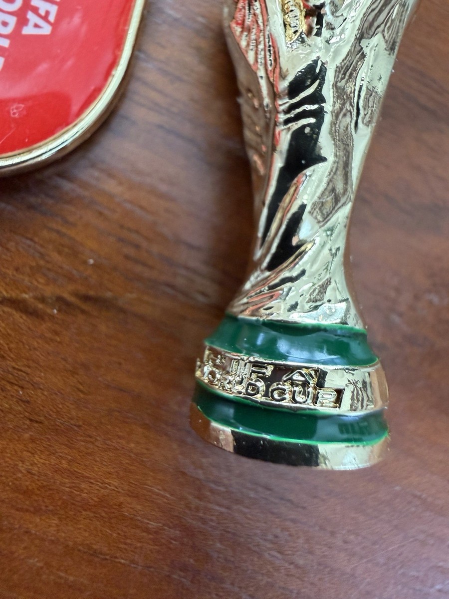 Coca-Cola FIFAワールドカップトロフィーキーホルダー Coca-Cola FIFA World Cup Qatar 2022 Trophy Keychain Solid Goldtone