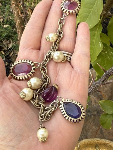 VINTAGE GOLD CHARM BRACELET PURPLE GLASS CHARMS AND FAUX PEARL DANGLES - Picture 2 of 4
