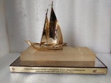 Qatar Qatari Oil company Gas Emblem Plaque Medal Coat of arm  2013 Ship model