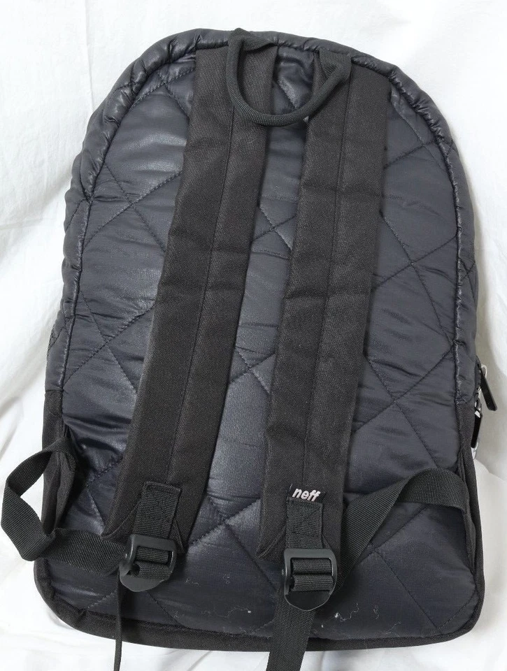 Neff 绗缝缎面黑色涤纶软壳书包 17 英寸高背包 — 第 4/4 张图片