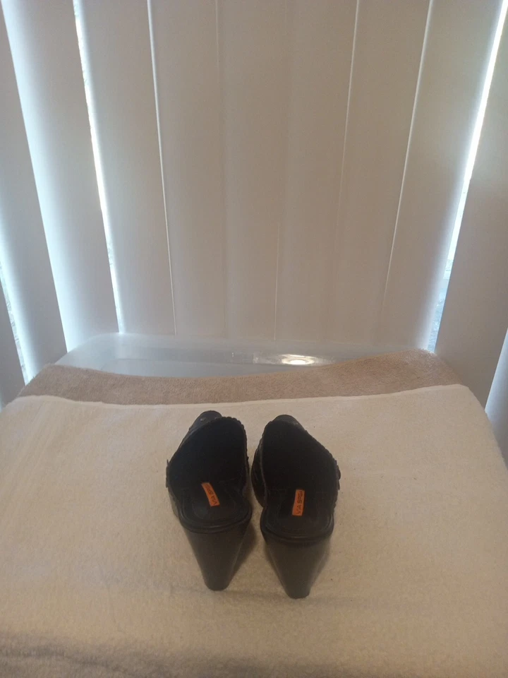 Zuecos para mujer Via Spiga de cuero florales negros talla 6M Foto 4 de 4