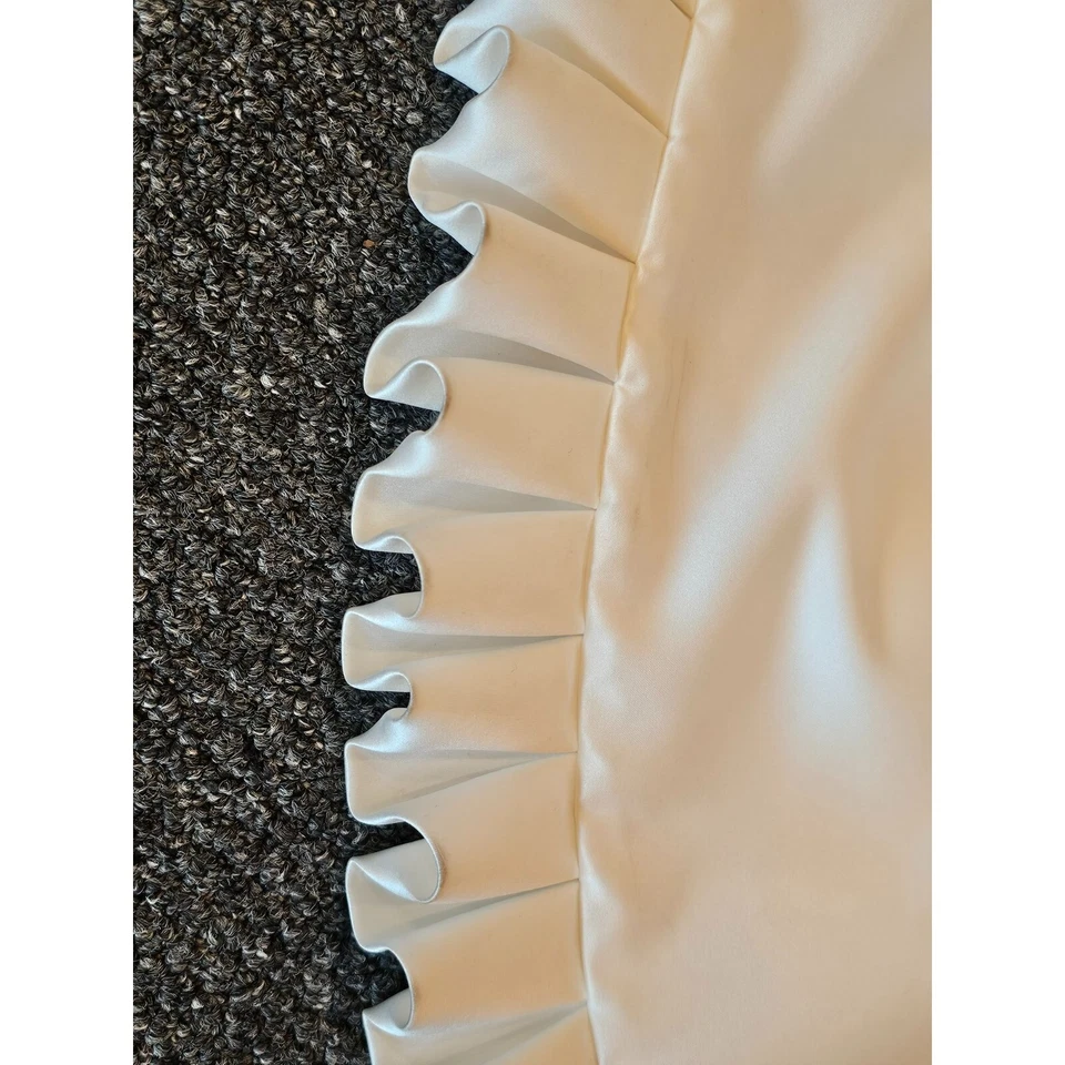 Vestido de novia Jasmine Empire satinado con bordes plisados Foto 4 de 4