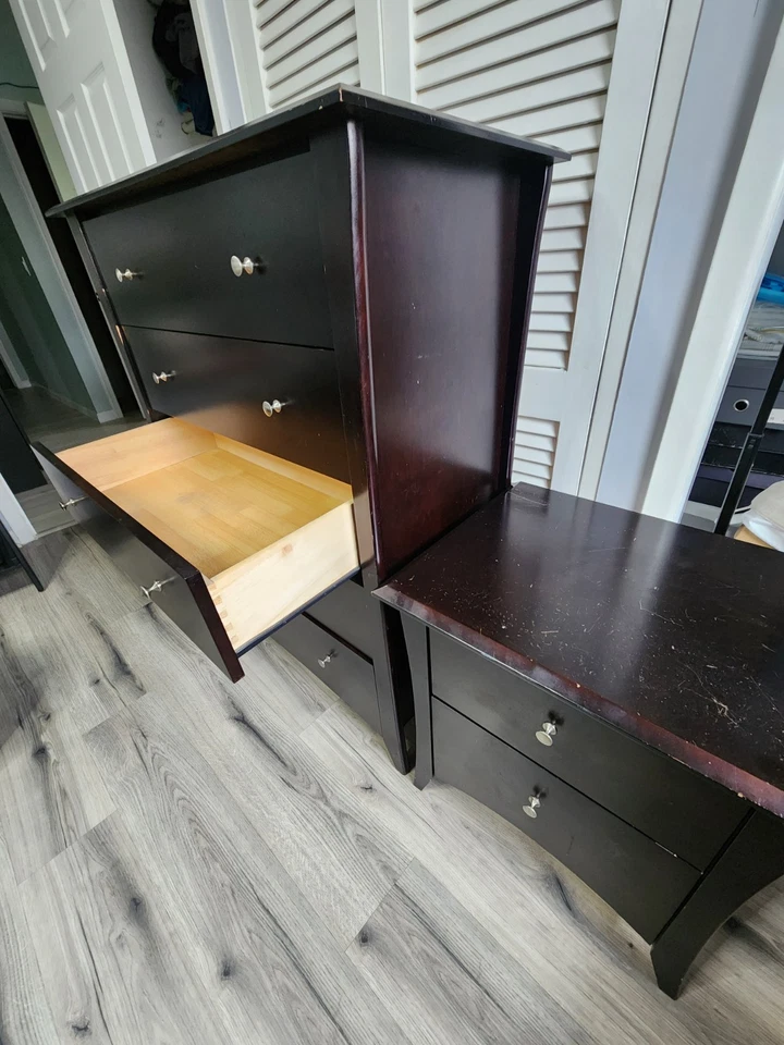 Cómoda y mesita de noche usada, negra, madera maciza, hecha en India Foto 3 de 4