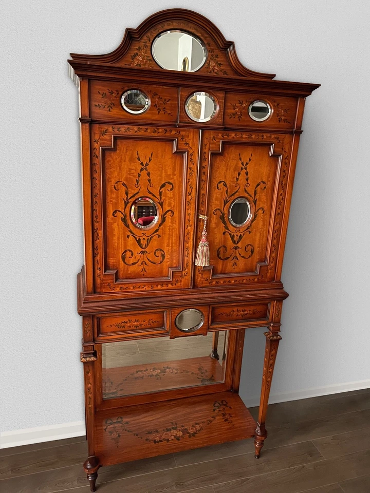 Armario inglés de madera satinada y vidrio estilo eduardiano pintado del siglo XIX Foto 2 de 4