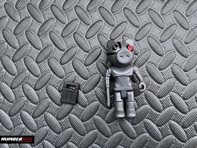 Piggy series 2 Robby Action Figure 3