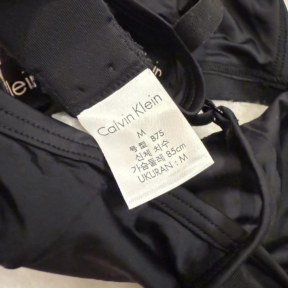 Conjunto sujetador y tanga Calvin Klein negro Foto 3 de 4