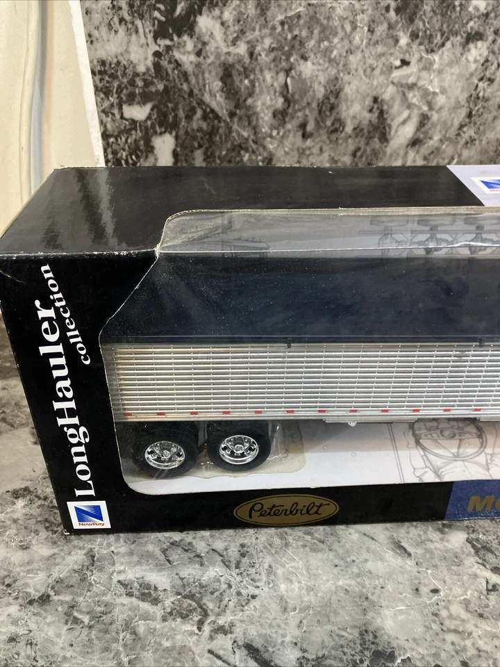 NEW Vtg Peterbuilt Model 379 Long Hauler Collection Condo w Hopper Trailer 1:32 - Image 4 of 4