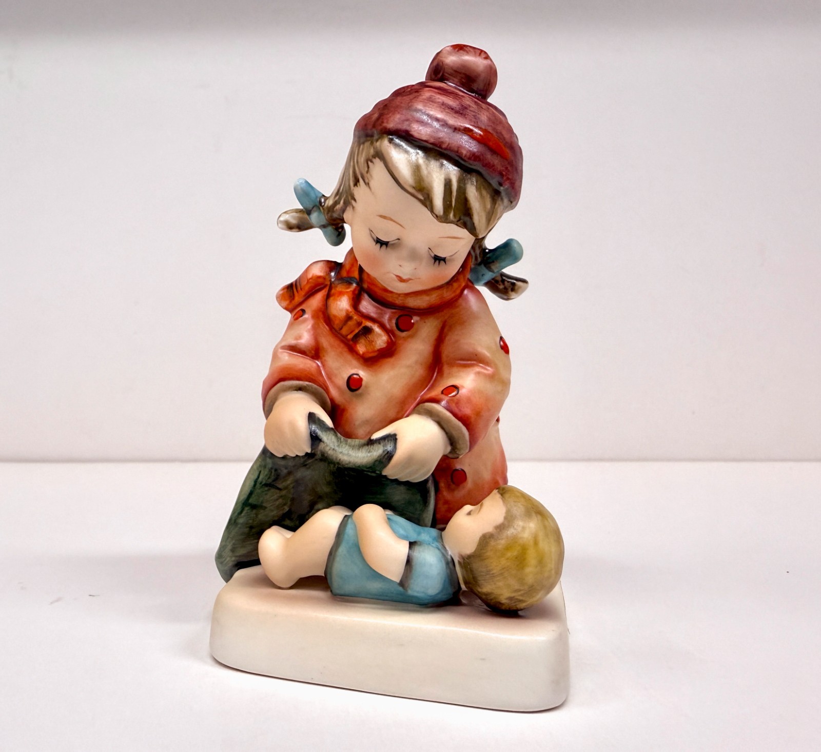 Hummel Figurine "SLEEP TIGHT" #424, TMK6, retired design, excellent condition