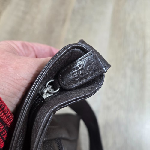 Bolso hobo de hombro con una correa de cuero marrón oscuro The Sak con bolsillos de viaje - Imagen 7 de 15