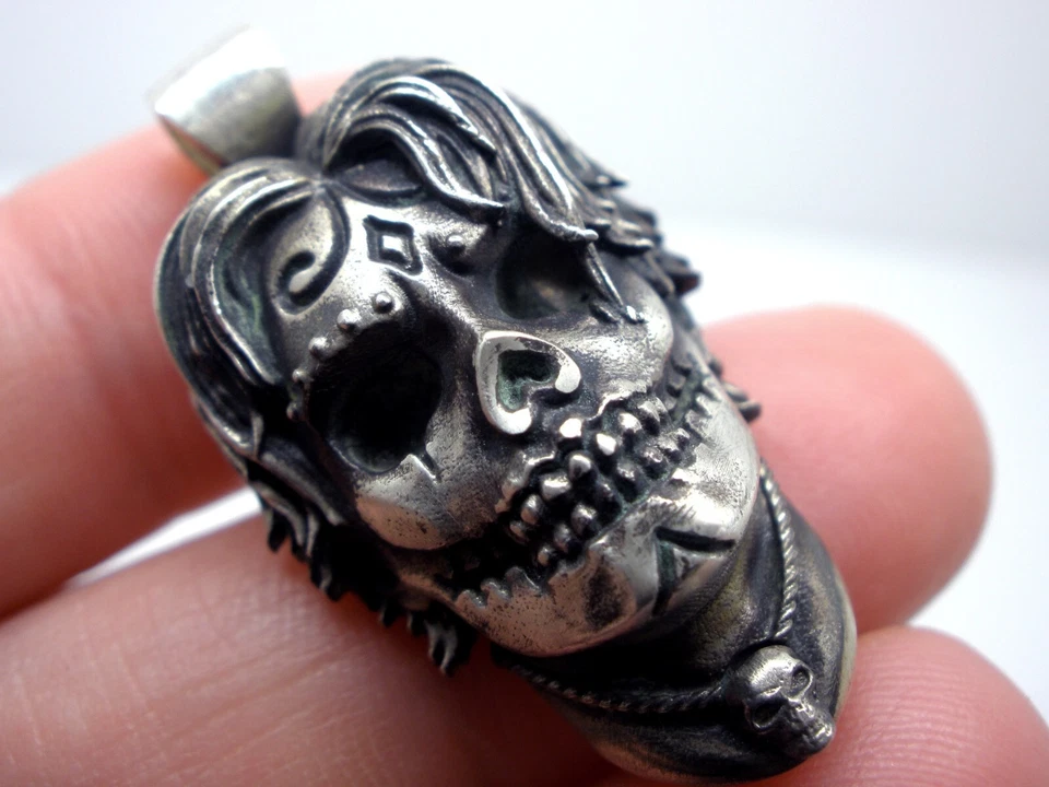 Collares de pareja con calavera de azúcar, colgantes de pareja de Halloween Foto 3 de 4