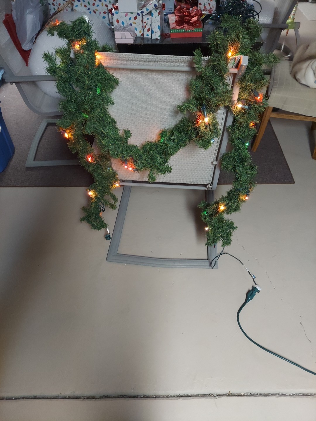 CHRISTMAS  GARLAND PRE LIT  FOR FIREPLACE INDOOR/OUTDOOR WIRED ONE STRAND GREEN