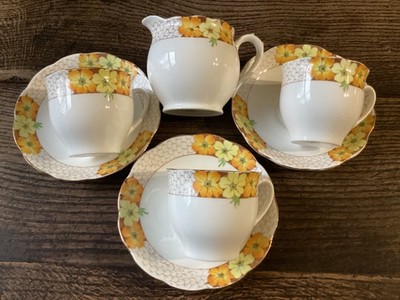 Retro Deko Teeservice - Kanne + 3 Tassen & Untertassen - orange/gelb Blumenmuster 