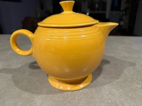 Vintage Fiesta ORIGINAL YELLOW Teapot pre-1945 Made in USA Homer Laughlin Co 7"