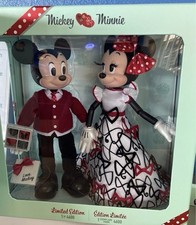 NEW Disney Mickey Mouse & Minnie Mouse Limited Edition Valentine's Day Doll Set