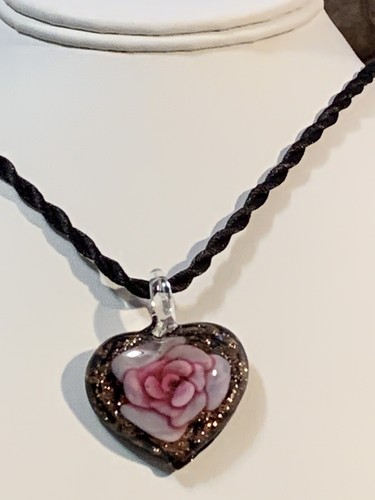$3 OFF SALE **STUNNING LARGE BLOWN-GLASS FLORAL HEART NECKLACE- NEW-PINK - Picture 9 of 10