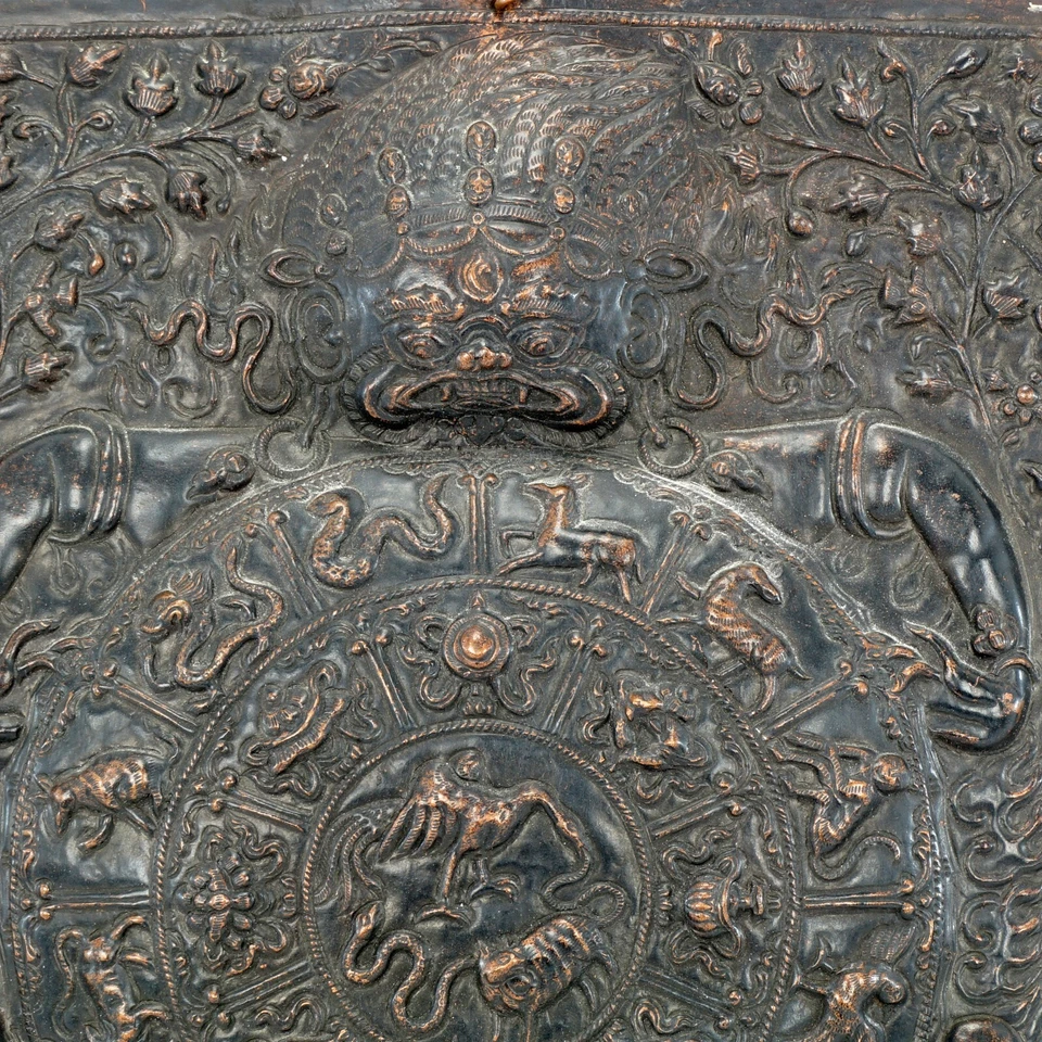 Antiguo Zodiaco Tibetano Repousse Panel de Cobre Mandala Deidad Demoníaca Siglo XIX Foto 3 de 4