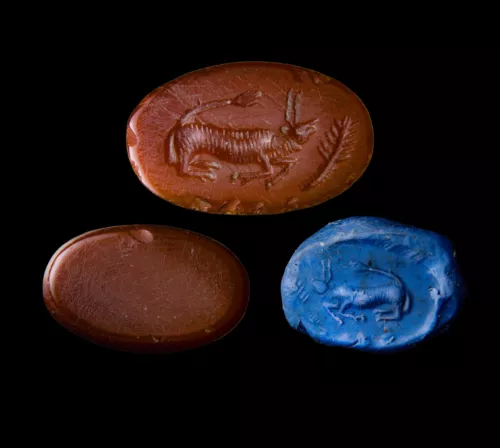 VERY RARE Carnelian Italic intaglio in banded agate. Bull Roman 1st Century BC