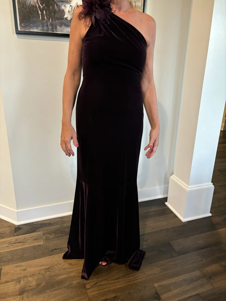 Vestido David Meister Terciopelo Color Vino Un Hombro Foto 3 de 4