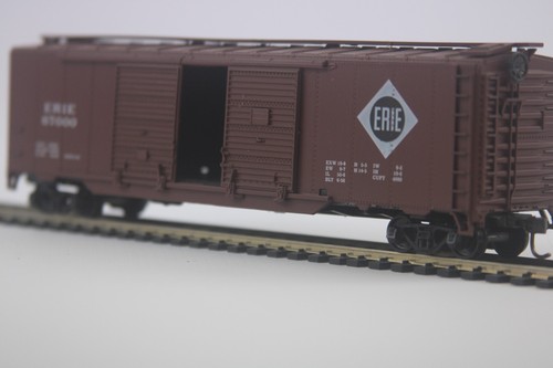 Athearn escala HO, coche de caja de 50', Erie RR, marrón, #67000 con acopladores Kadee | Zustand: Used
