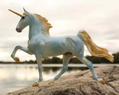 新品未使用　BREYERユニコーンスターダスト Breyer Horse 1146 Stardust Pearl Blue Unicorn Running