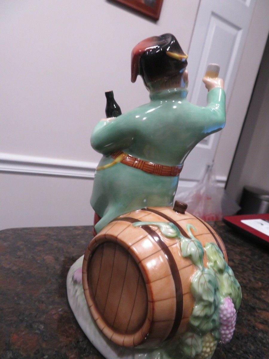 HEREND, SOLDIER DRINKING 