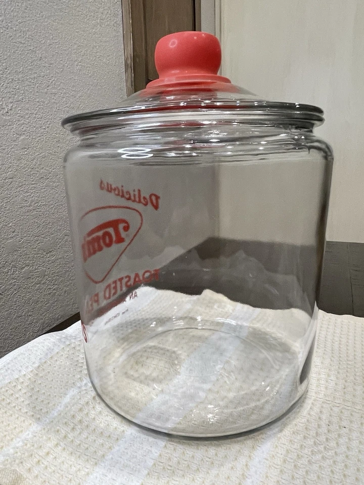 Tarro de vidrio transparente Tom's Toasted Peanuts con tapa perilla roja Foto 4 de 4