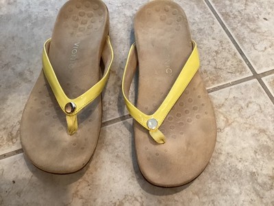Vionic Mona yellow thong  Sandal Flip Flop Women's 10 Patent leather EUC