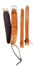 Leder Westernsattel verzierter Gurt Pferderücken Flanke hinten Cinch.