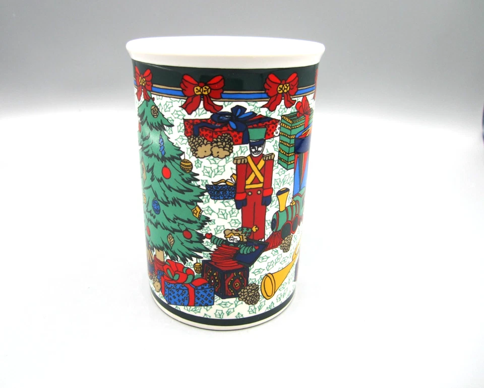 Caneca de chá de café Fine Works brinquedos e pacotes em torno de uma árvore de Natal 12 oz (C26) - Imagem 2 de 4