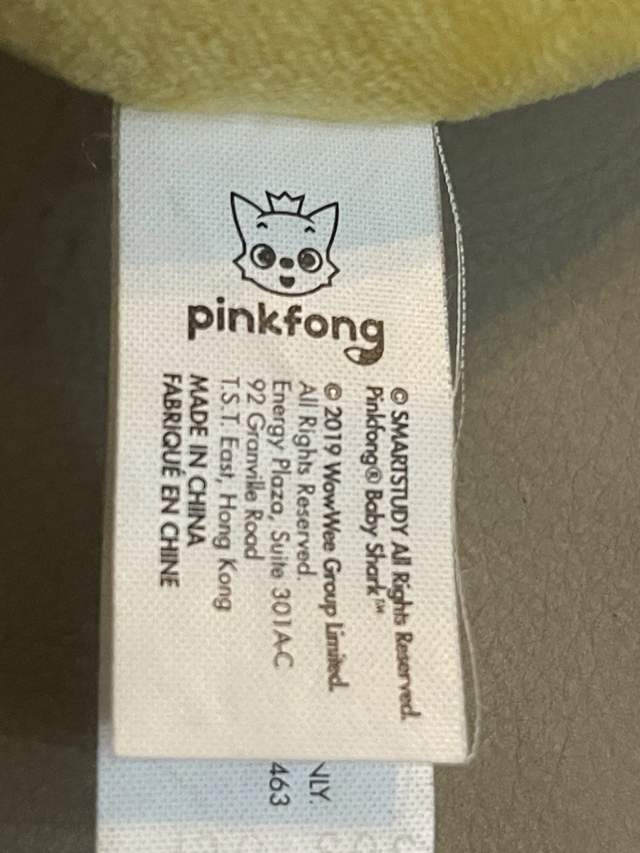 Sábanas para cuna Baby Shark con un tiburón bebé amarillo grande relleno, usadas Foto 4 de 4