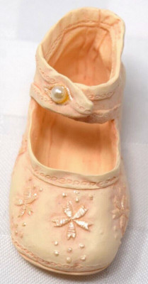 Just The Right Shoe Peaches N Cream 25137 Raine Drops Collection Box Insert NMIB