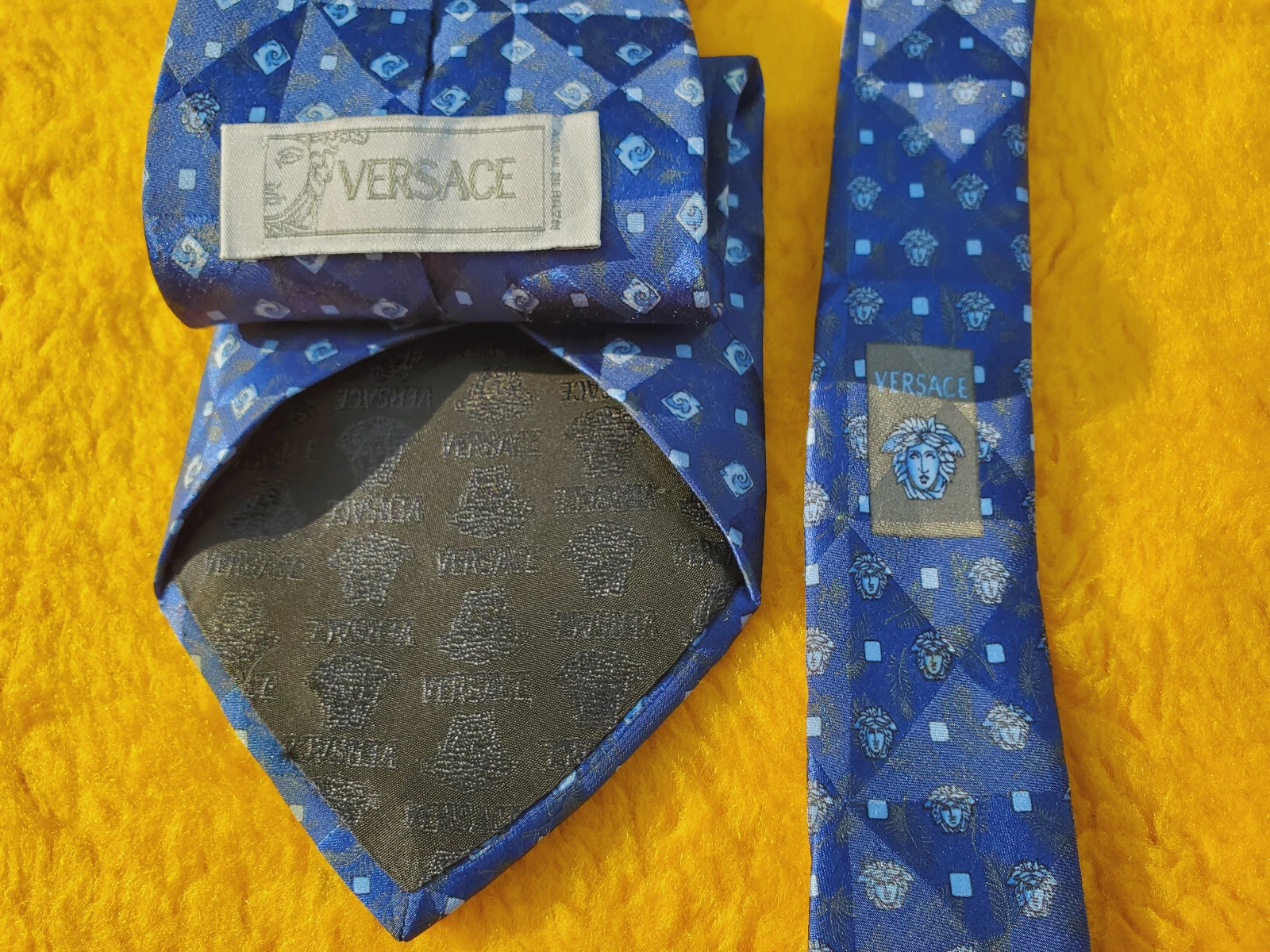 GIANNI VERSACE ~ CRAVATTA VINTAGE IN SETA ~ BLU SCURO E ORO OLIVA ~ MEDUSA ~ 58"